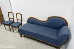 Sofa med to stoler i tre og blått mønstret tekstil