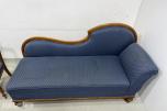 Sofa med to stoler i tre og blått mønstret tekstil