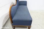 Sofa med to stoler i tre og blått mønstret tekstil