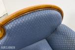 Sofa med to stoler i tre og blått mønstret tekstil