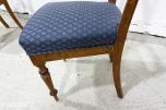 Sofa med to stoler i tre og blått mønstret tekstil