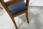 Sofa med to stoler i tre og blått mønstret tekstil
