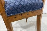 Sofa med to stoler i tre og blått mønstret tekstil