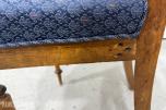 Sofa med to stoler i tre og blått mønstret tekstil
