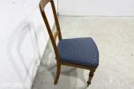 Sofa med to stoler i tre og blått mønstret tekstil