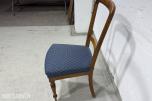 Sofa med to stoler i tre og blått mønstret tekstil