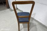 Sofa med to stoler i tre og blått mønstret tekstil