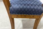 Sofa med to stoler i tre og blått mønstret tekstil