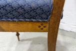 Sofa med to stoler i tre og blått mønstret tekstil
