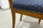 Sofa med to stoler i tre og blått mønstret tekstil
