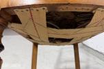 Sofa med to stoler i tre og blått mønstret tekstil