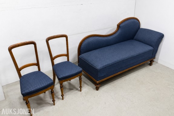 Sofa med to stoler i tre og blått mønstret tekstil