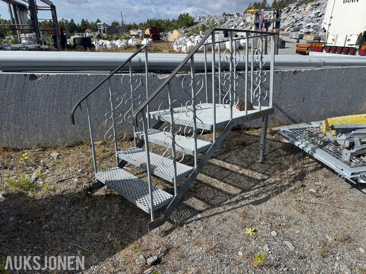 Galvanisert ståltrapp med repo og rekkverk