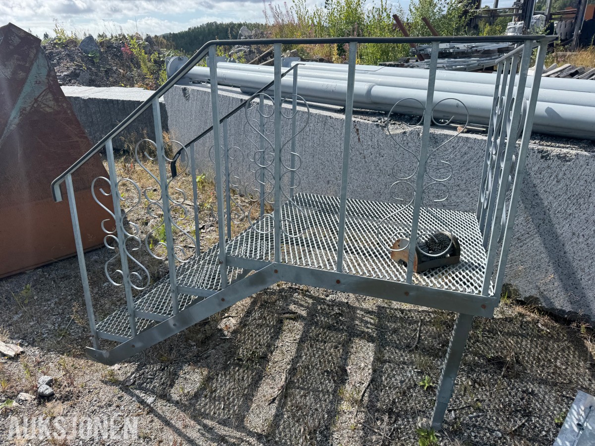 Galvanisert ståltrapp med repo og rekkverk