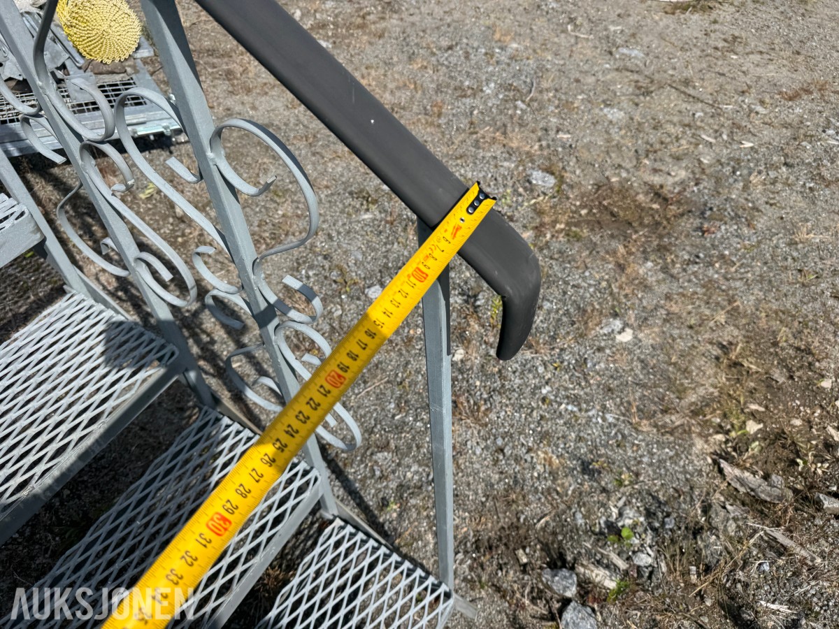 Galvanisert ståltrapp med repo og rekkverk