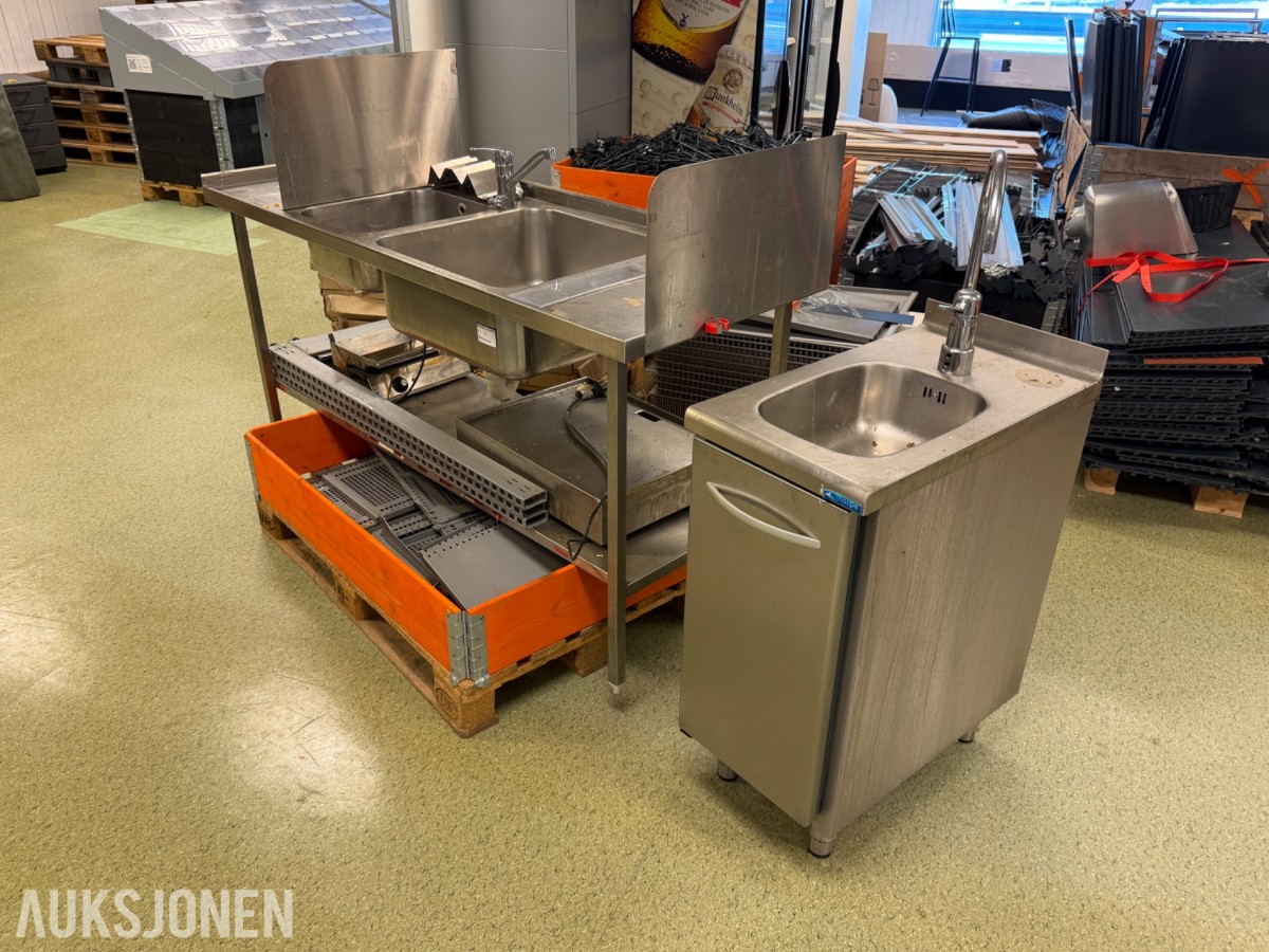Storkjøkken parti, FKI kontaktgrill, stekeplate, vaskestasjon, underskap
