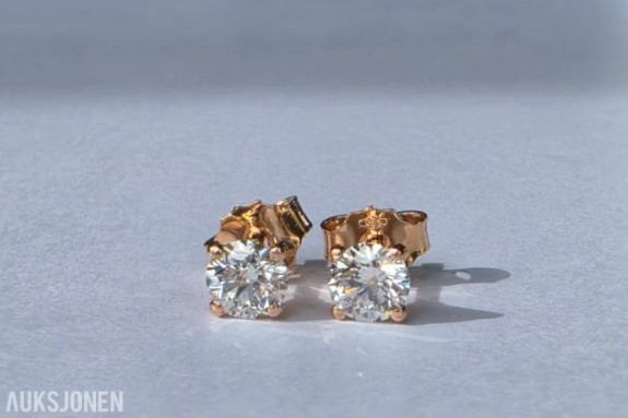 1.04CT ENSTENS DIAMANTØREDOBBER I 14K GULL. HELT NATURLIGE DIAMANTER! TAKSTBREV OG SERTIFIKAT!