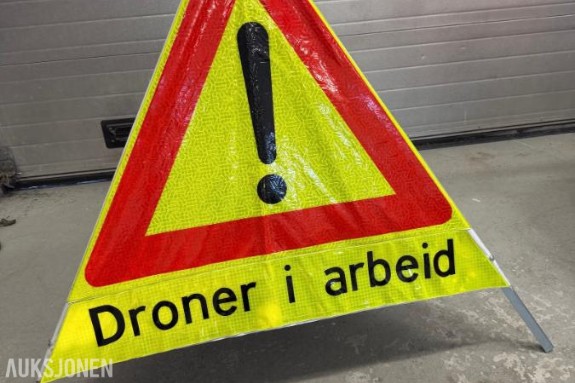 2 stk Varselskilt nr. 156 Annen fare med undertekst "Droner i arbeid"