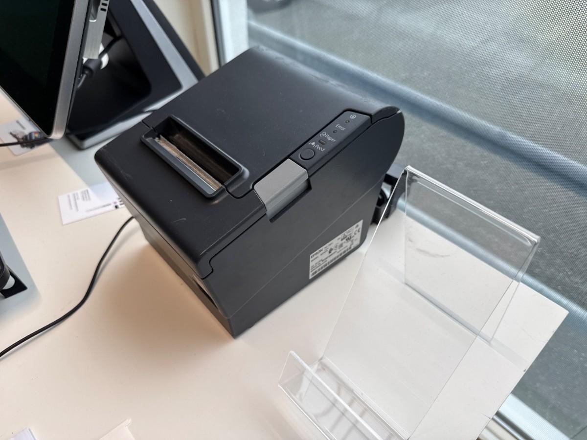 Zebra TLP2844 etikettprinter og Epson TM-T88V kvitteringsprinter
