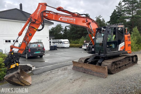 2021 HITACHI ZX135US-7 - 14TON - S60 - ENGCON TILTROTATOR - 3 KAMERA - ORGINALT UTEN ADBLUE - NASTA - GARANTI - SERVICE TATT 11.08 - 4515 TIMER