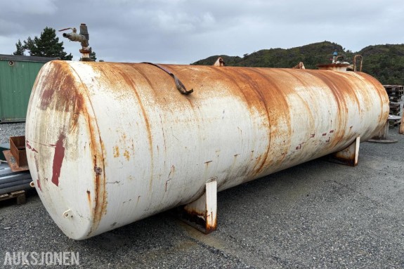 Ca. 12 500 L vanntank med innvendig pumpe - Tett tank
