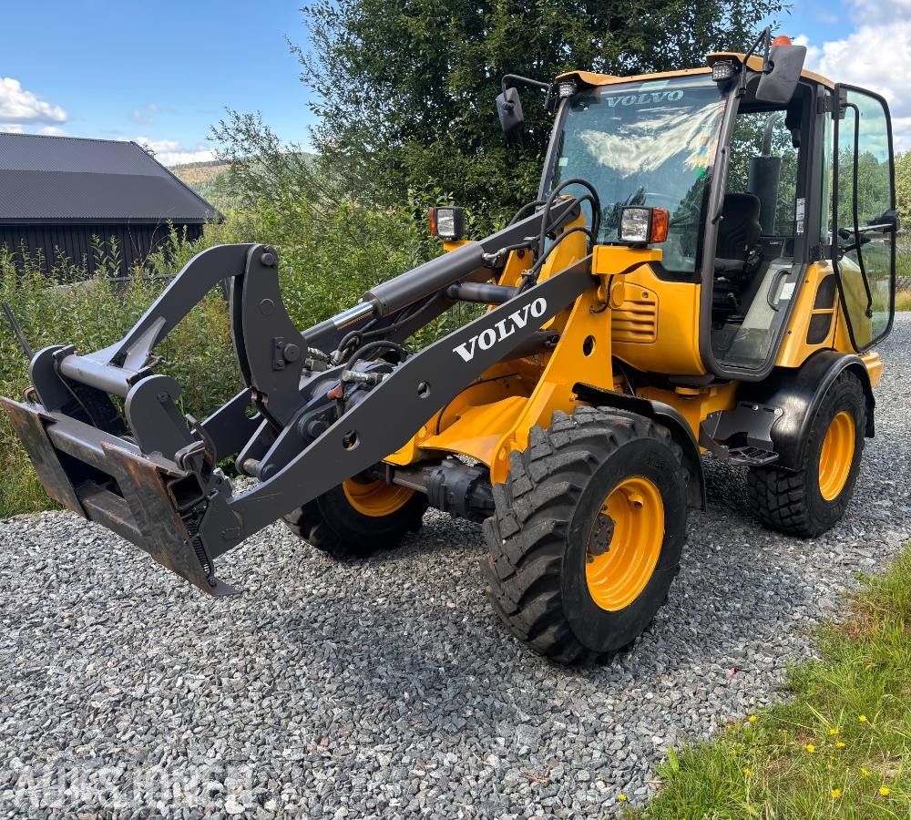 2016 Volvo L25F med Pallegaffel Skuffe og Snøkjetting