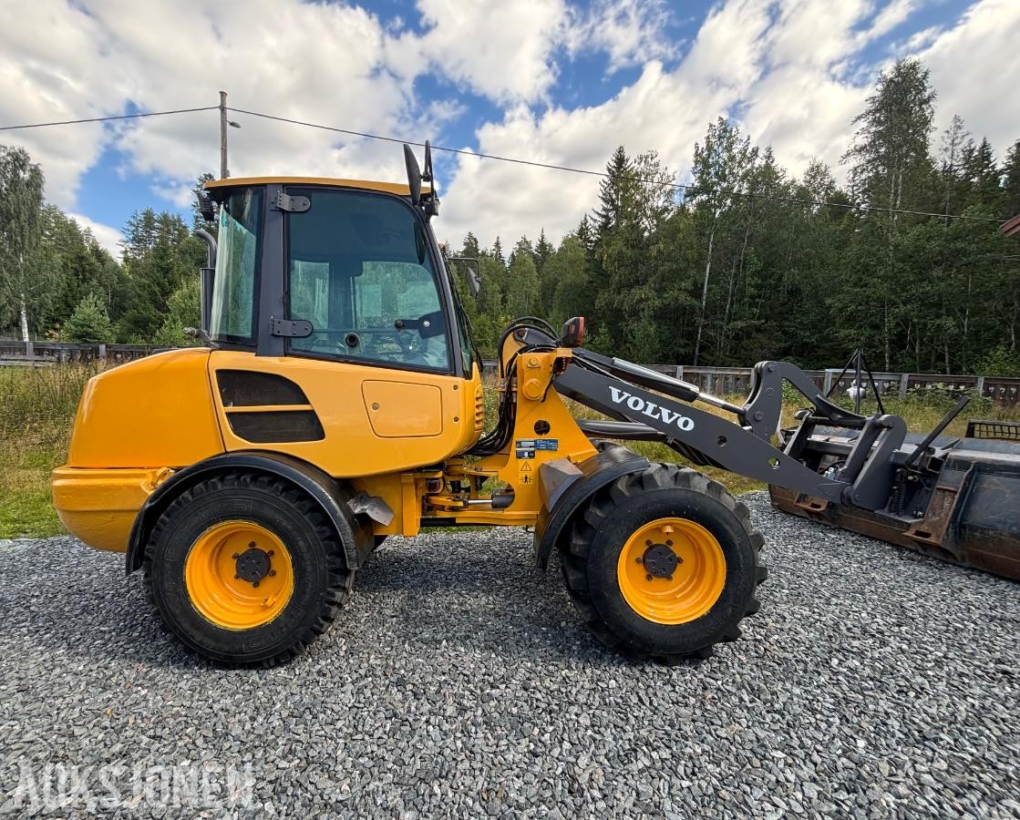 2016 Volvo L25F med Pallegaffel Skuffe og Snøkjetting
