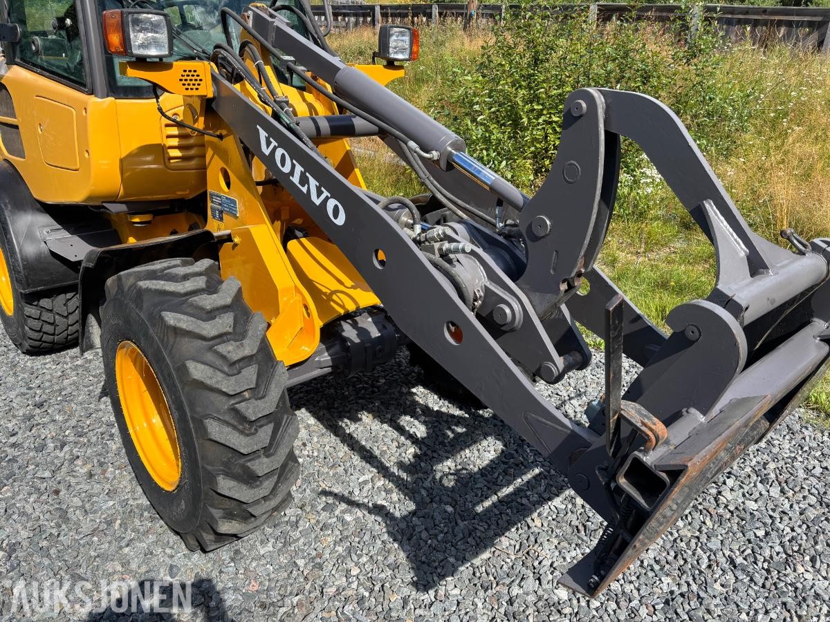 2016 Volvo L25F med Pallegaffel Skuffe og Snøkjetting