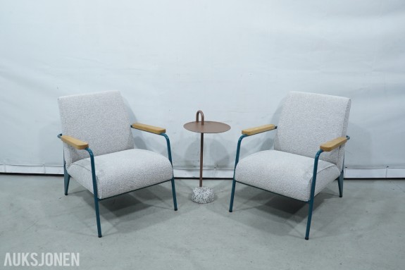 2 stk Vitra Fauteuil de Salon av Jean Prouvé med HAY Bowler sidebord