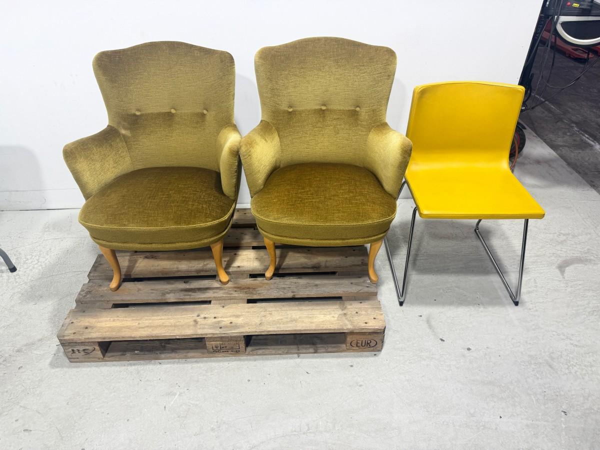 3 stoler – 2 polstrede lenestoler og gul stol med metallunderstell