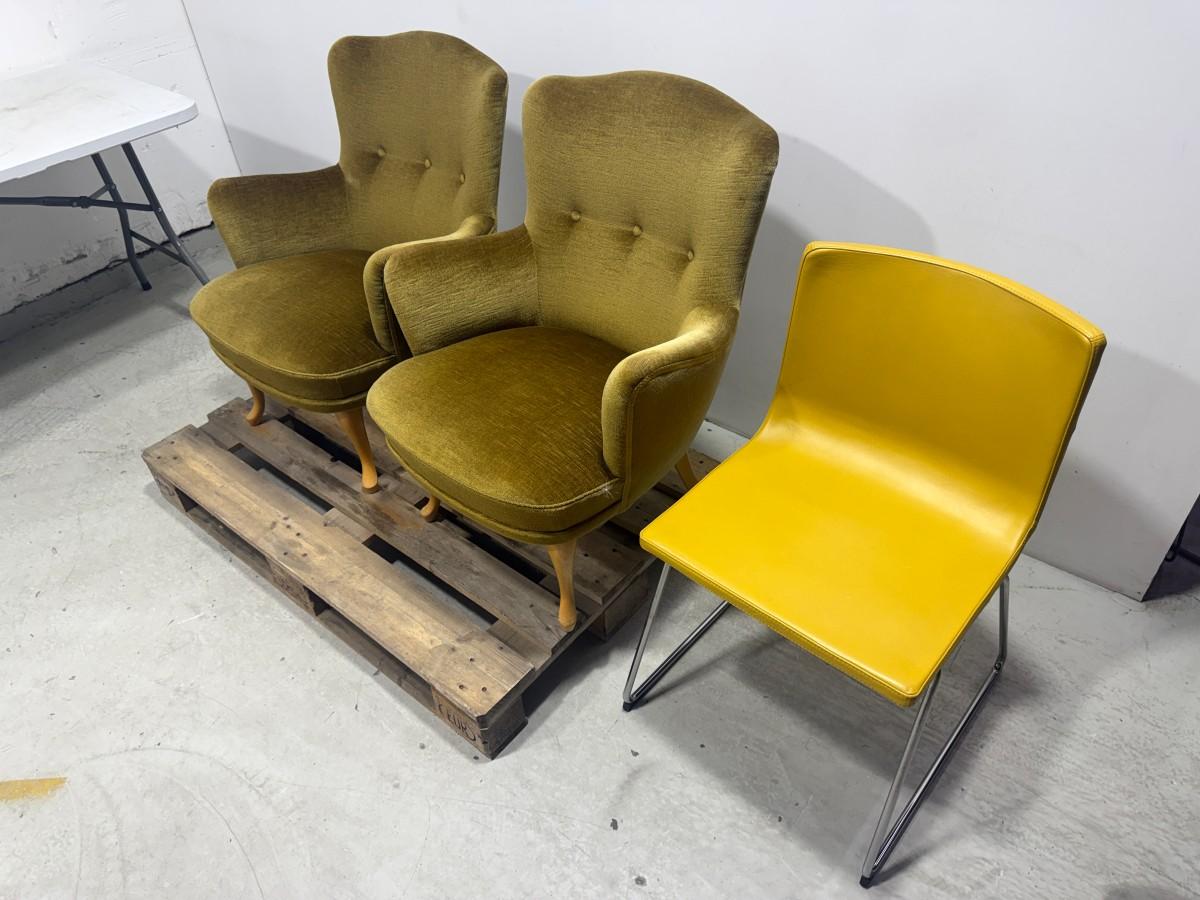3 stoler – 2 polstrede lenestoler og gul stol med metallunderstell