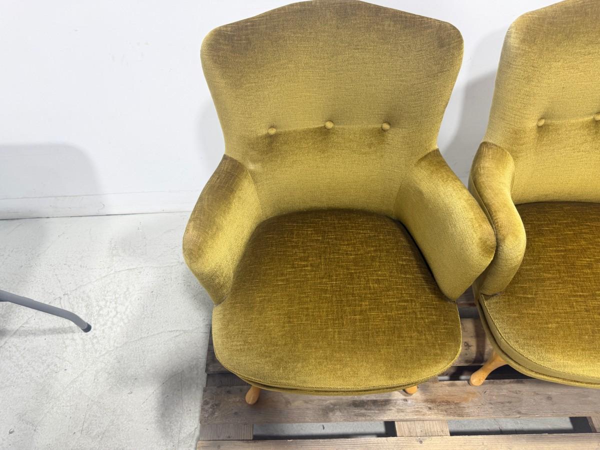 3 stoler – 2 polstrede lenestoler og gul stol med metallunderstell