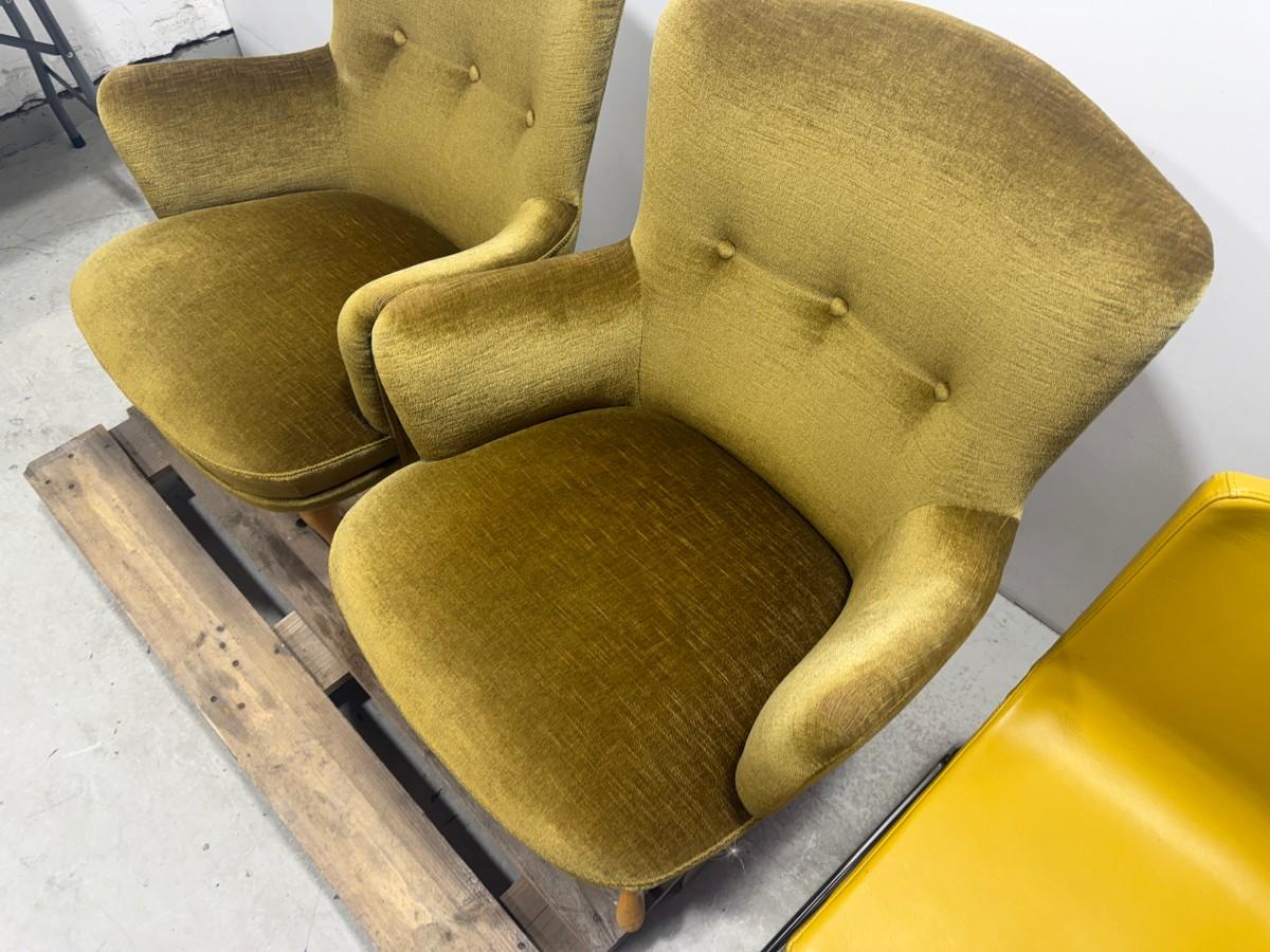 3 stoler – 2 polstrede lenestoler og gul stol med metallunderstell