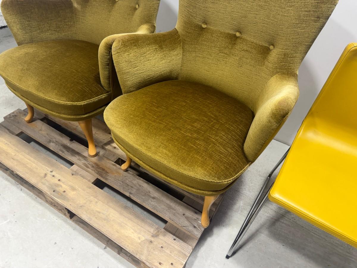 3 stoler – 2 polstrede lenestoler og gul stol med metallunderstell