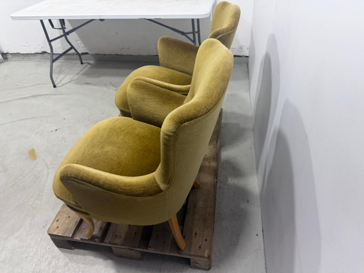 3 stoler – 2 polstrede lenestoler og gul stol med metallunderstell