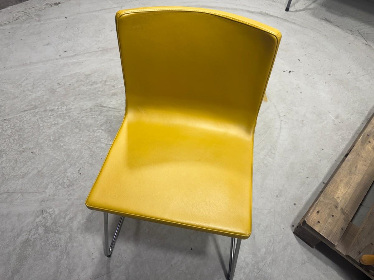 3 stoler – 2 polstrede lenestoler og gul stol med metallunderstell