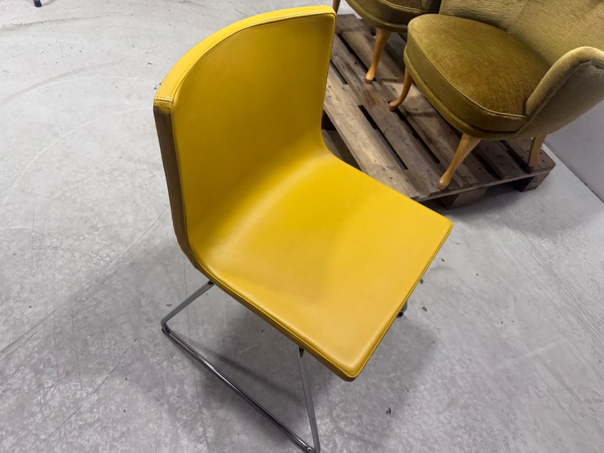 3 stoler – 2 polstrede lenestoler og gul stol med metallunderstell
