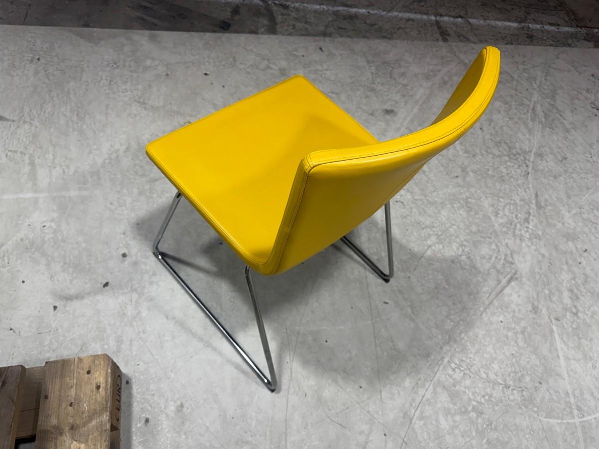 3 stoler – 2 polstrede lenestoler og gul stol med metallunderstell
