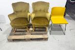 3 stoler – 2 polstrede lenestoler og gul stol med metallunderstell