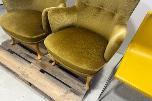 3 stoler – 2 polstrede lenestoler og gul stol med metallunderstell