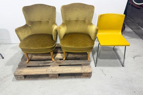 3 stoler – 2 polstrede lenestoler og gul stol med metallunderstell