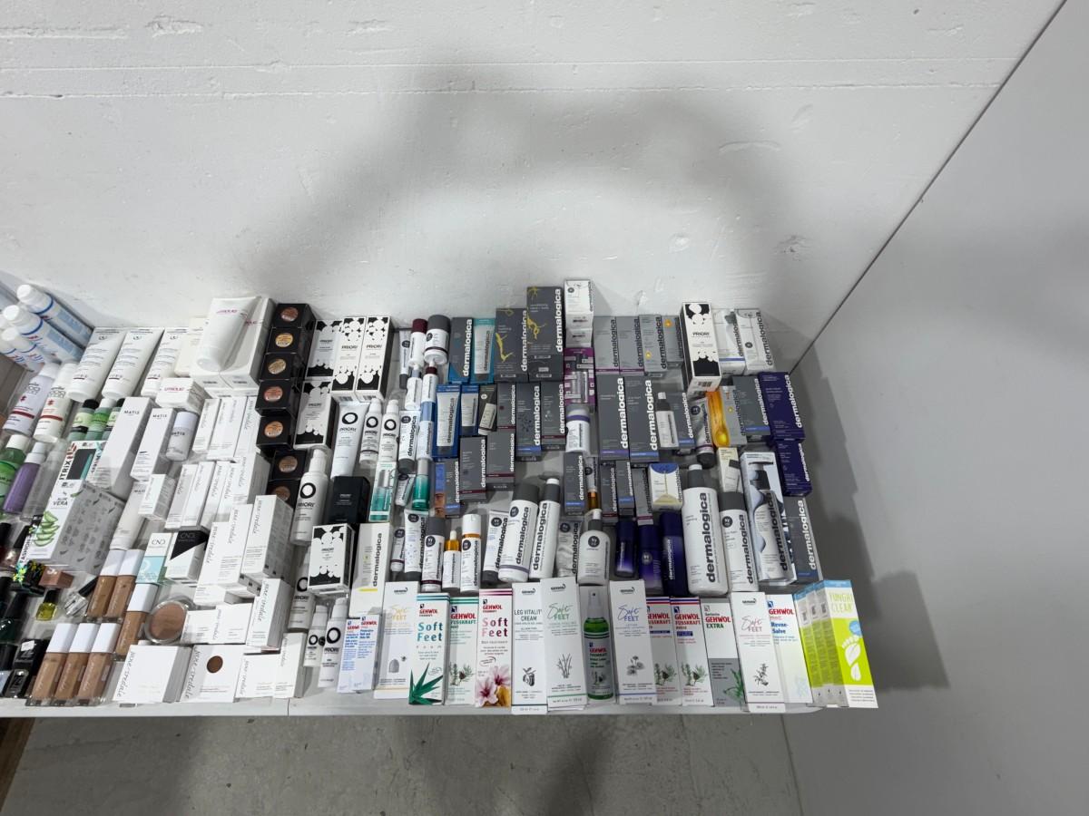 Stort vareparti med hudpleie, kosmetikk, fotpleie og sokker