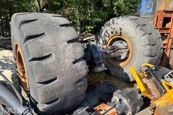 2013 JCB 427HT laster og 2 aksler – fra brannskadet maskin
