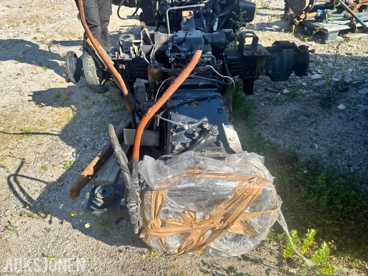 Massey Ferguson 375 - 1992 modell komplett girkasse med bakaksel