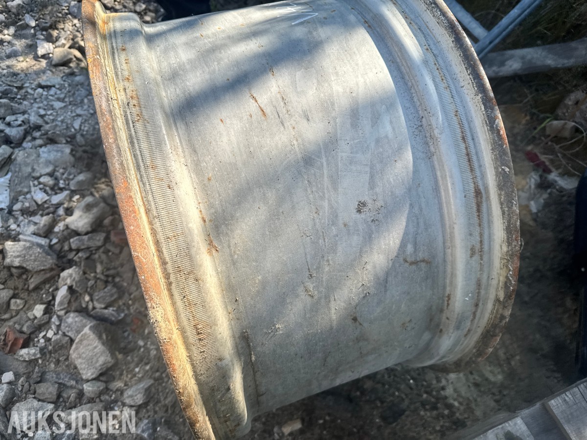 Valtra N122 stålfelg – 8-bolt – ca. 76 x 40 cm