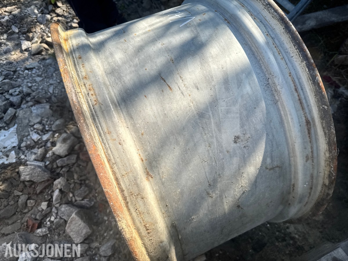 Valtra N122 stålfelg – 8-bolt – ca. 76 x 40 cm
