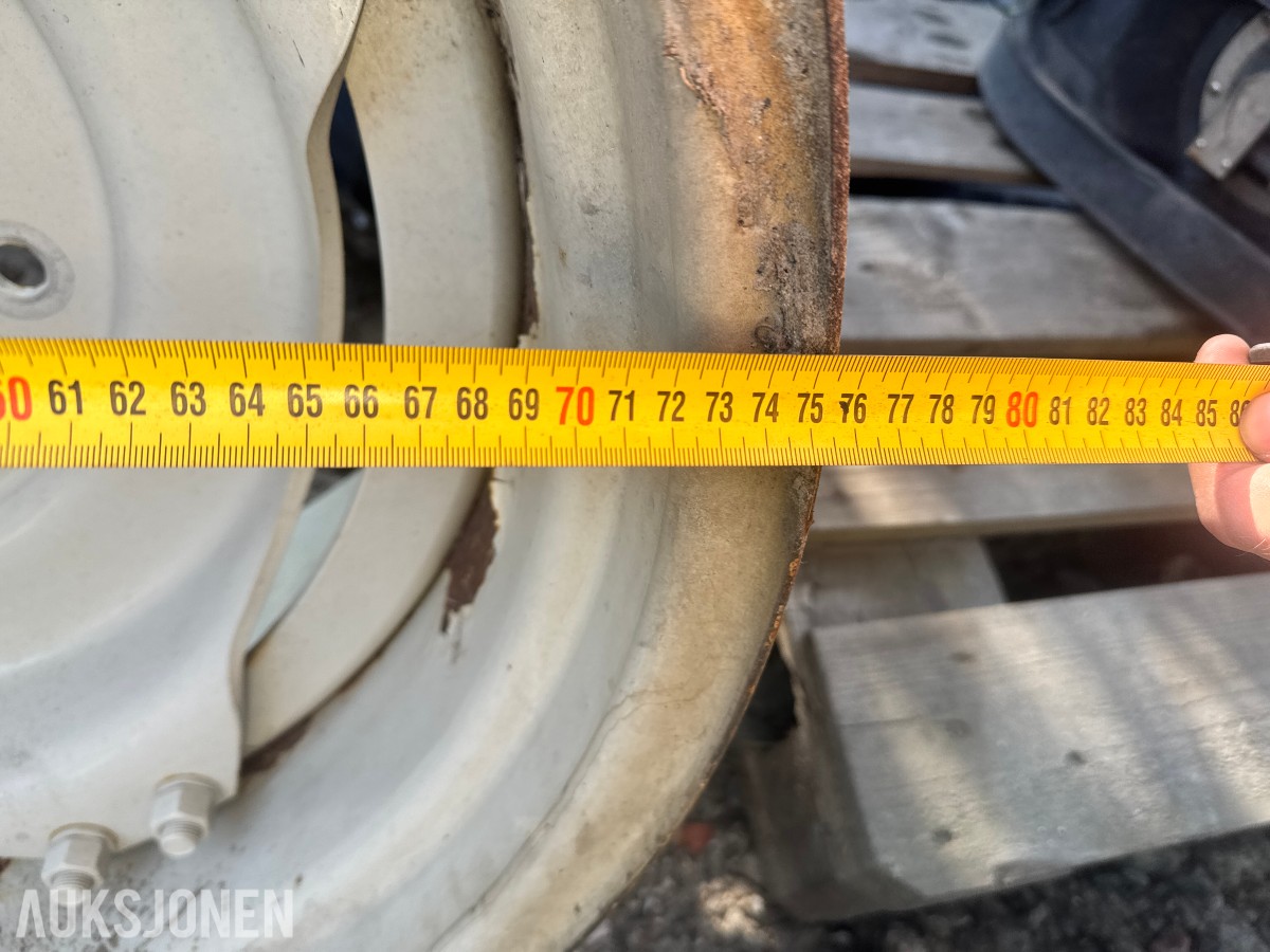 Valtra N122 stålfelg – 8-bolt – ca. 76 x 40 cm
