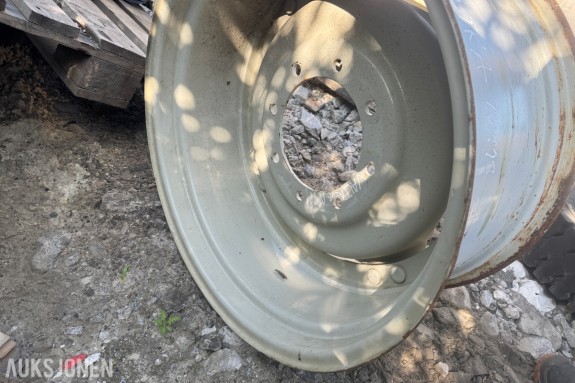 Valtra N122 stålfelg – 8-bolt – ca. 76 x 40 cm