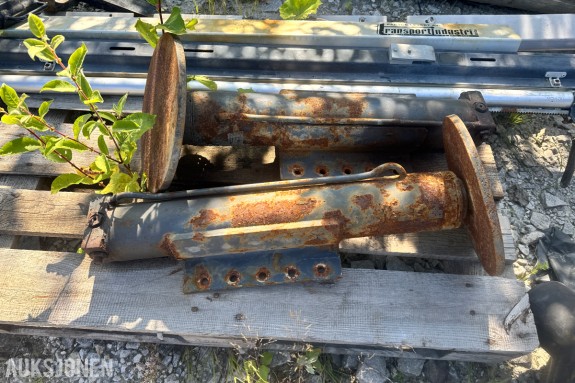 Hydrauliske støttebein - 2 stk - rund fotplate i stål - festebrakett med fem bolthull - gjenget hydraulisk tilkobling - sikringsbøyle i stål