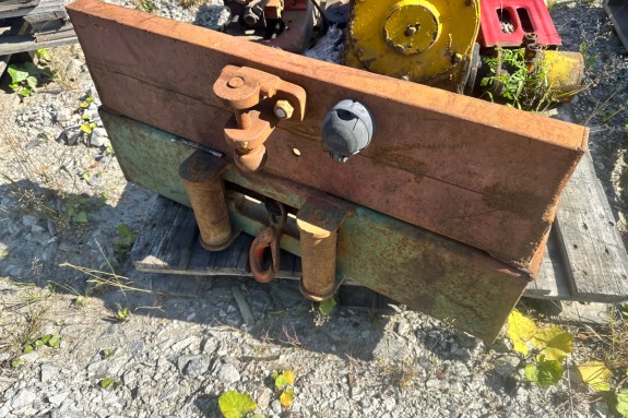 Hydrauliske vinsjer og trekkbjelke - 2 stk vinsjer med ståltau - hydraulikkmotor merket FOSS - trekkbjelke med boltet slepekrok - 7-pols stikkontakt - to løftetapper og løftekrok